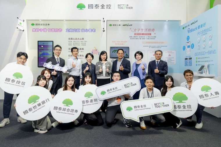 國泰金控與五大子公司透過發展健康促進、安養信託、輔具保障到高齡友善的定期定額、ETF理財等面向,提供多元、友善、安心的樂齡金融新解方。(圖/國泰金控提供)