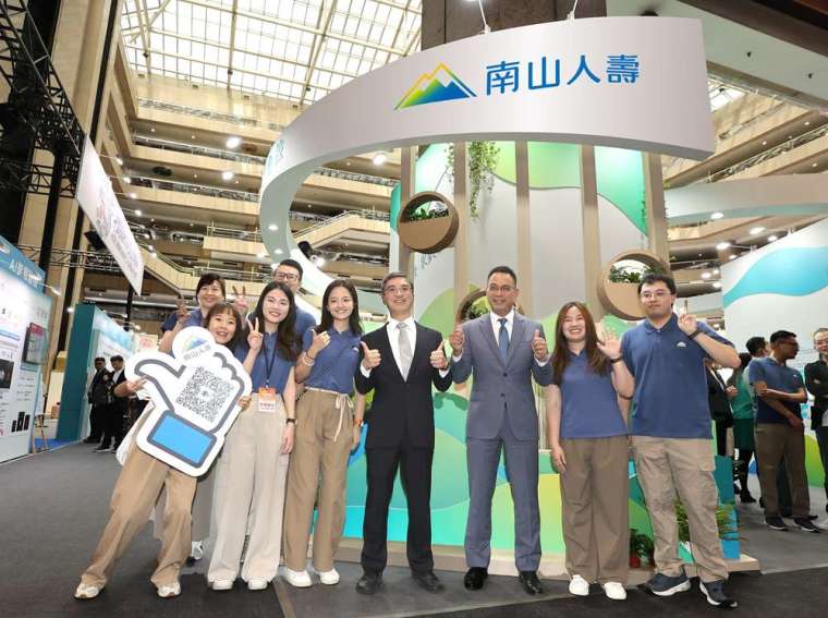 南山人壽參展高齡健康產業博覽會,提供全方位的健康方案,協助民眾享受有品質的樂齡生活。圖右四至三為南山人壽尹崇堯董事長、范文偉總經理。