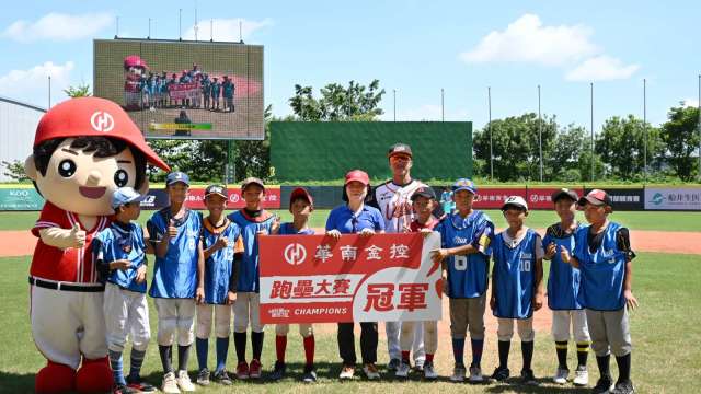 114年全國社區學生棒球大賽開幕，華南銀行南區通路管理中心=協理賴惠玲(前排中)與U10組跑壘大賽參賽者合影。（圖：華南金提供）