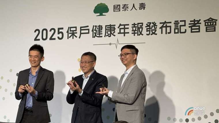 國泰人壽執行副總林昭廷(中)分享自身每日運動好習慣。