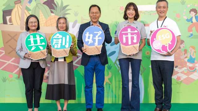 左起證交所副總杜惠娟、苗栗縣私立幼安教養院院長林勤妹、臺北市勞動局局長王秋冬、台北101董事長賈永婕及KPMG安侯建業主席陳俊光共同出席愛市集開賣儀式。(圖:KPMG)