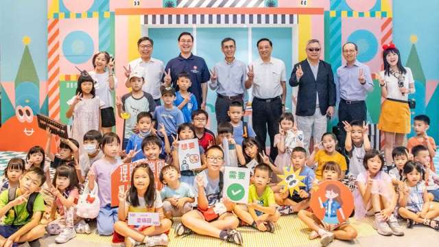 中信銀行董事鄭泰克(後排左四)、王正新(後排右四)、趙國帥(後排右三)、施光訓(後排左三)、中信銀行獨董楊聲勇(後排左二)及劉長春(後排右二)。圖/中信銀行提供