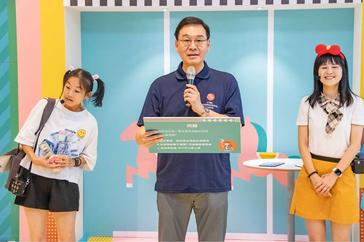 中信銀行董事施光訓於「理財小劇場」化身消費高手,叮嚀小朋友「想花錢之前想一想,究竟是需要還是想要,才能做出聰明的選擇。」圖/中信銀行提供