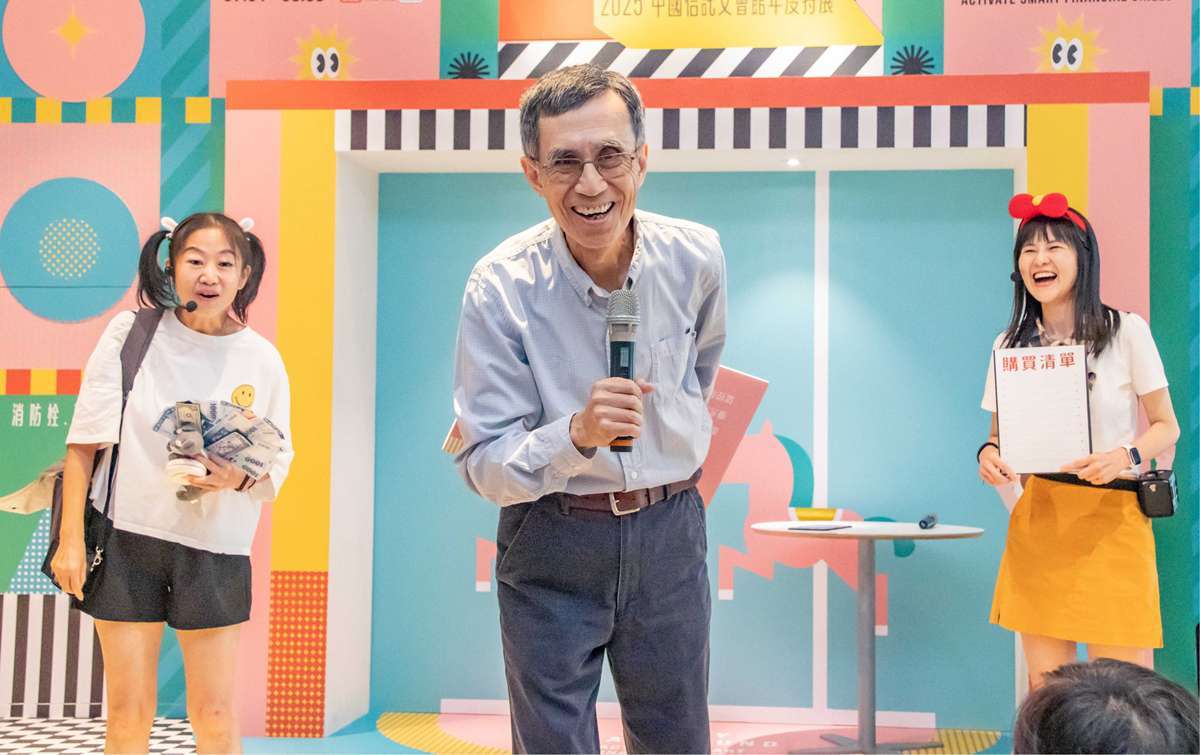 中信銀行董事鄭泰克於「理財小劇場」扮演理財專家,以淺顯易懂的方式與孩童面對面交流,鼓勵家長與孩子一同建立財務規劃概念。(圖/中信銀行提供)
