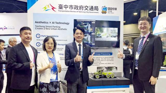 台中市交通局局長葉昭甫(中)、台中市交通局停管處處長盧佳佳(左二)及國雲停車團隊。(圖：中保科提供)