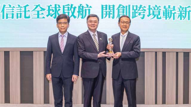 中信銀行勇奪「信託業推動信託2.0計畫評鑑」三大獎,董事長陳佳文(右)代表受獎。圖/中信銀行提供