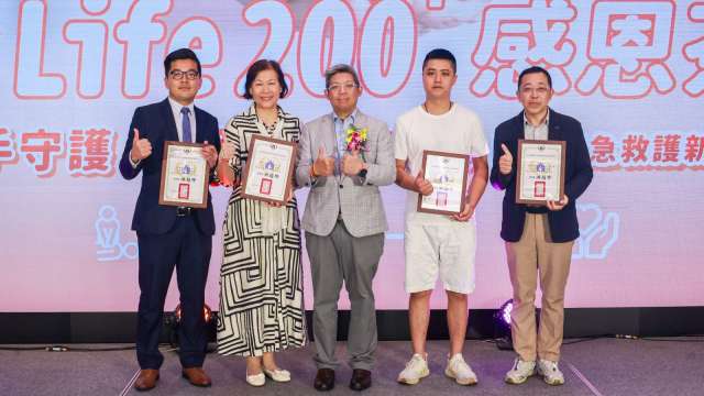 中保科技集團布建AED 10年有成布成功挽救超過200+生命,左三爲中保科技董事長林建涵。(圖:中保科提供)