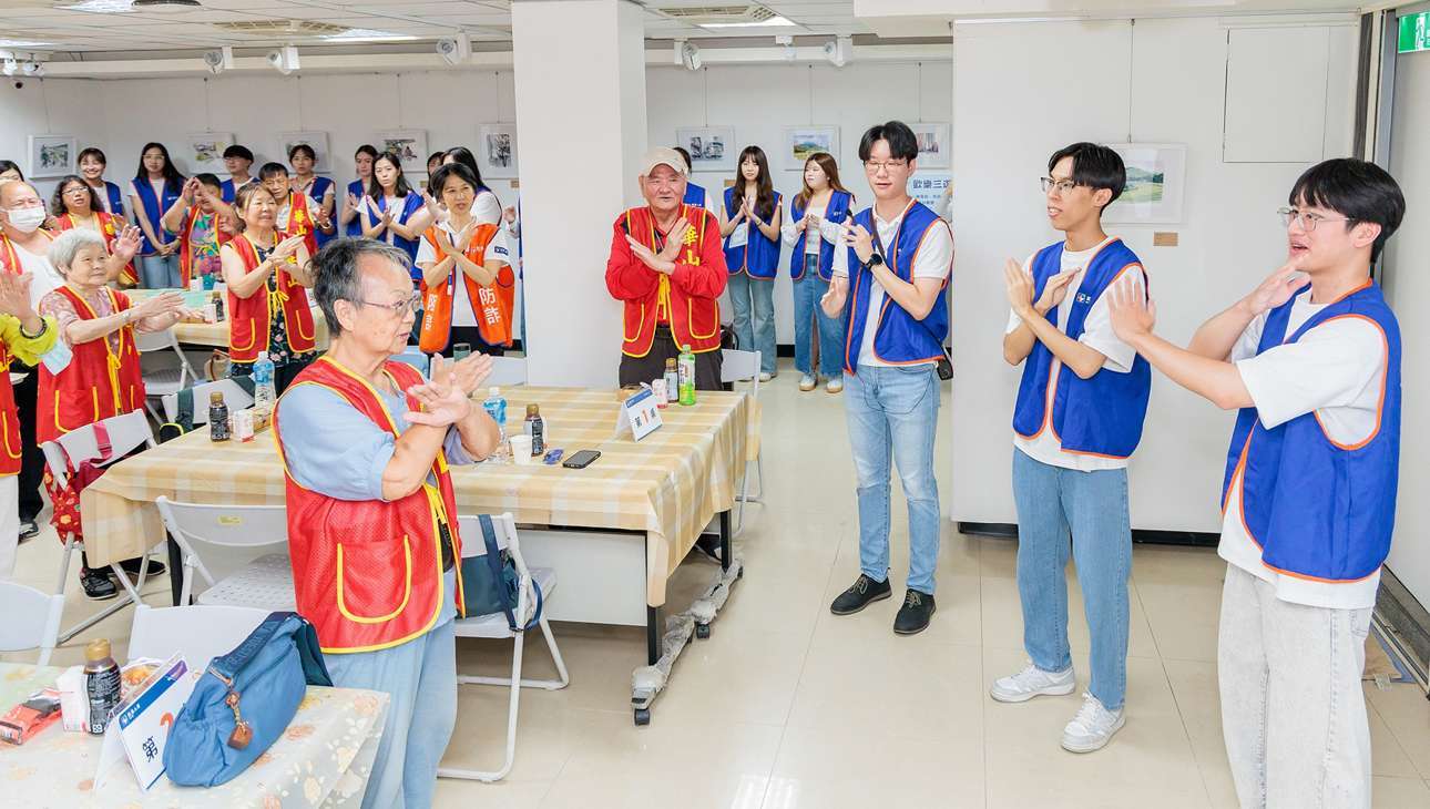 志工團展現活力及創意,發明「防詐九不健康操」,帶領長者邊動邊學防詐口訣,守護長者財富安全。(圖/凱壽提供)