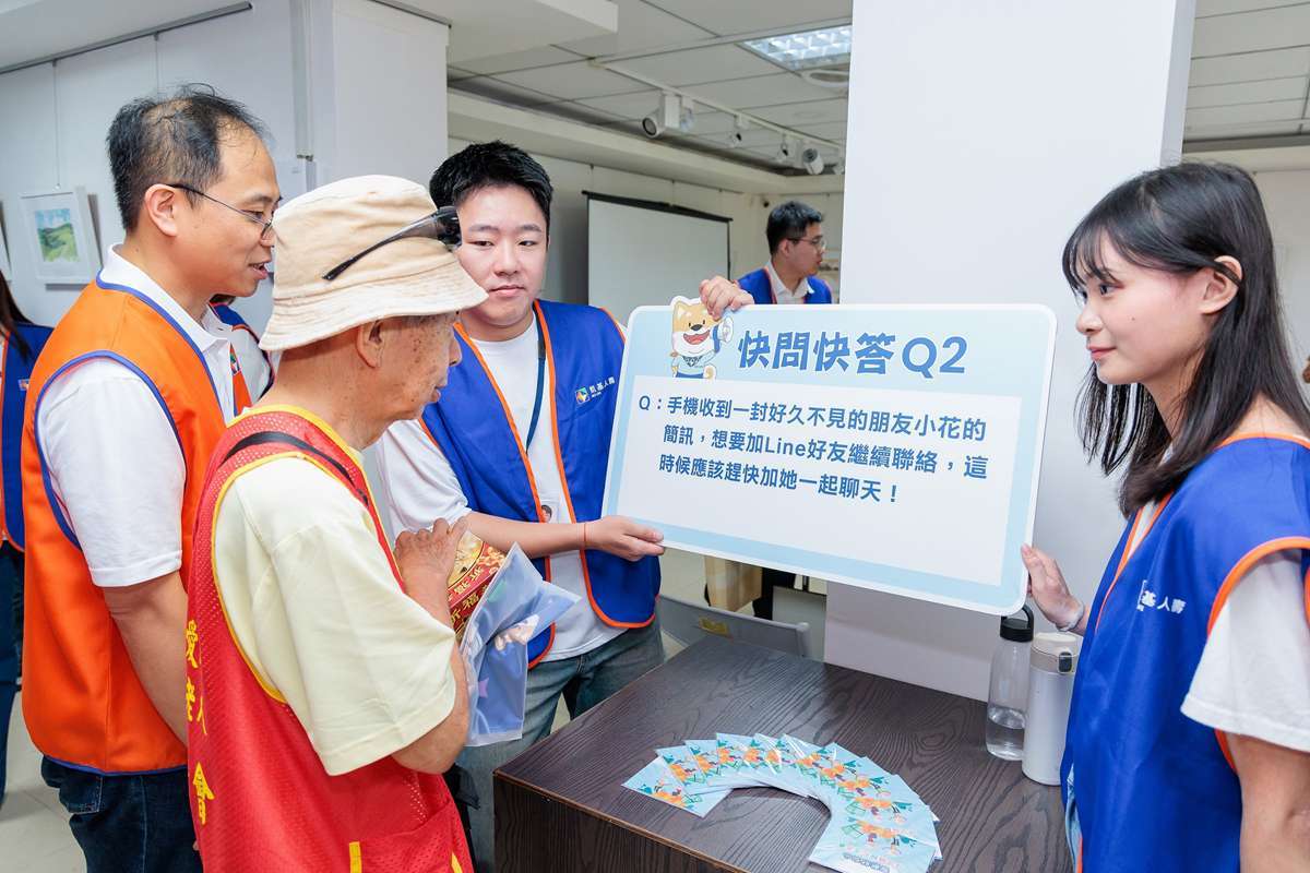 志工團成員帶著長輩組隊玩防詐問答闖關遊戲,在玩樂中加強長者們的防詐意識。