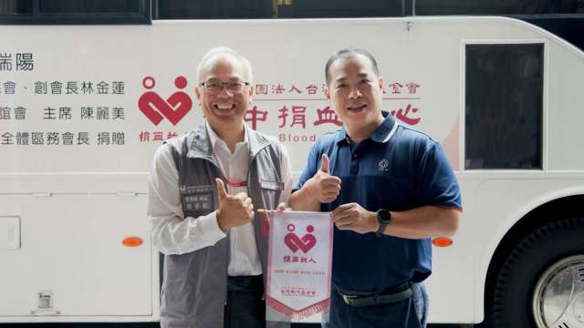台中銀行發起全台分行聯合捐血活動，號召社會大眾一同拯救血庫存量。(右)台中銀行常務董事王貴鋒、(左)台中捐血中心業務組長趙榮秋。(圖/台中銀行提供)