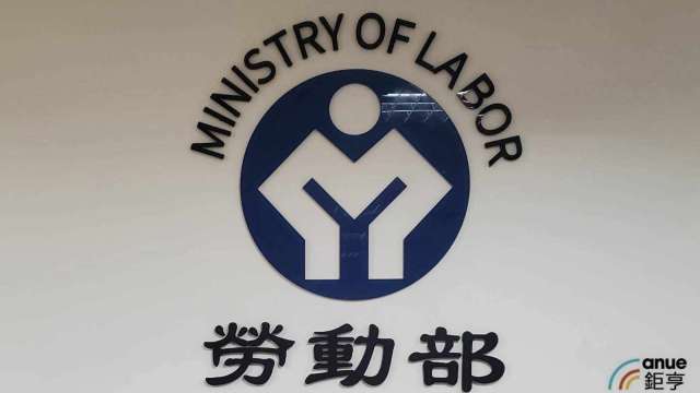 勞保潛藏負債1年暴增1.7兆？勞動部3點回應：持續撥補、確保勞保給付權益。（鉅亨網資料照）