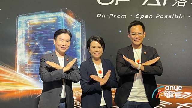 台灣大總經理林之晨(右)、企業服務事業商務長朱曉幸(中)、資訊長蔡祈岩(左)。(鉅亨網記者劉玟妤攝)