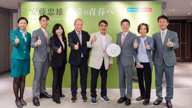 日本建築大師安藤忠雄(右四)與其夫人安藤由美子(右二) 、玉山金控創辦人黃永仁(左四)、董事長黃男州(右三)、總經理陳茂欽(右)、董事陳美滿(左三)等人合影。(圖/玉山金提供)