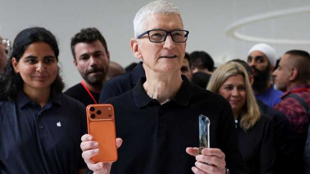 蘋果執行長Tim Cook手持最新iPhone 17 pro與史上最薄iPhone Air(圖：Reuters/TPG)