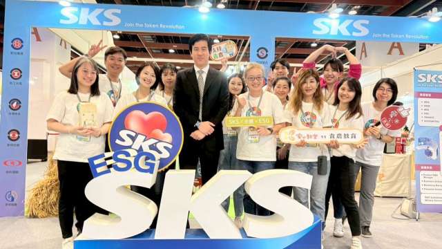 新光保全董事長吳昕東(中)率領永續發展中心一同參展。(圖:新光保全提供)