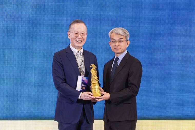 中信金控積極推廣慈善、反毒、體育、教育、藝文等五大公益回饋社會，並將其努力透過微電影激勵人心，於「2025第九屆台北金鵰微電影展」囊括4項大獎，由台灣永續能源研究基金會董事長簡又新（左）頒獎予中信金控董事會副秘書長林永勝資深副總（右）。圖／中信金控提供