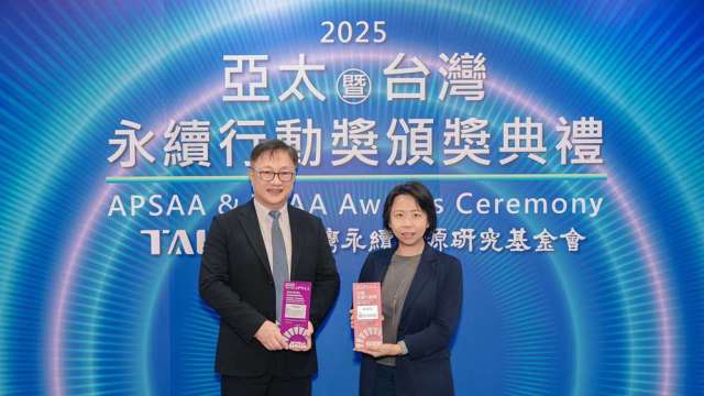中信金控勇奪「2025亞太暨台灣永續行動獎」共12項大獎，由中信銀行個金作業暨資訊處處長蕭重建資深副總（左）、台灣人壽營運規劃處處長許家綾副總（右）代表受獎。圖／中信金控提供