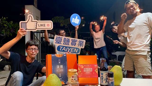 中秋烤肉旺季，台塩生技提供「鮮選我塩麴」、「頂級黑豆鹽麴厚醬油」與「喜馬拉雅手採玫瑰鹽」等多樣健康調味選擇，讓歡聚時光美味又安心。(圖：臺鹽提供)
