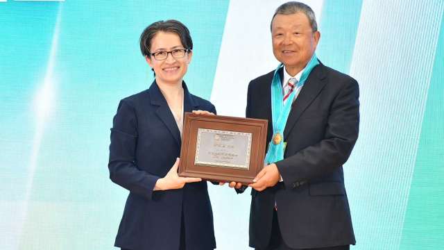 中鼎集團余俊彥總裁（右），接受副總統蕭美琴授予工研院院士證書及證章。(圖：中鼎提供)