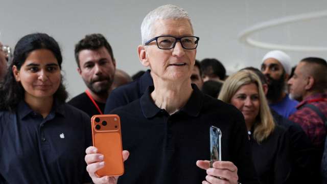 蘋果執行長庫克手持iPhone Air與iPhone 17(圖：Reuters/TPG)