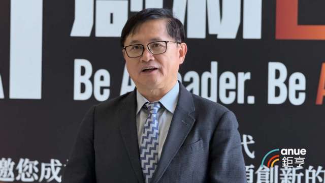 iPhone傳在台建置折疊機測試產線，童子賢：證明台灣是風水寶地。(鉅亨網記者劉玟妤攝)