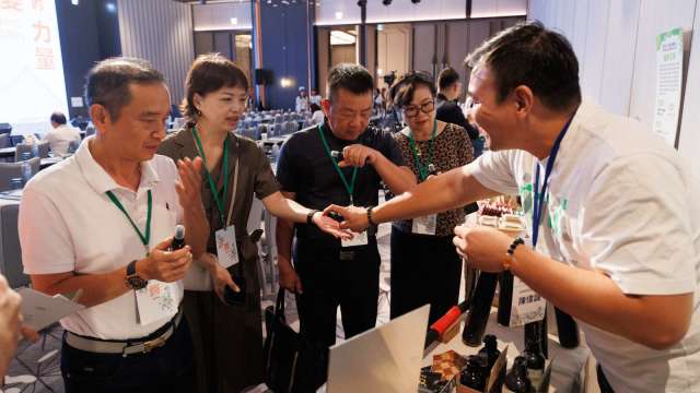 中區地方創生企業媒合會現場,各團隊與企業交流熱絡。(圖:信義房屋提供)