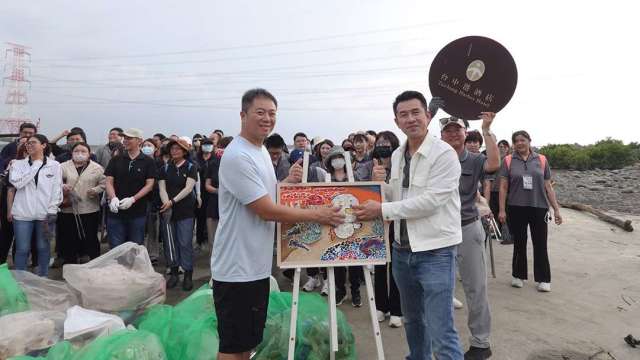 上福由董事長王國印(左 )率集團旗下 從淨灘落實「源頭減塑」，右台中港酒店總經理姜文偉。(圖：上福提供)