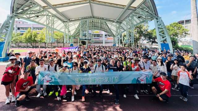 台新新光合併首場「淨山健行」活動 千人齊聚新新相連做環保。(圖/台新新光金控)