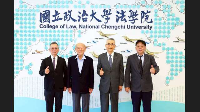 政大法學院新館信義學堂、玉宏寶輝基礎法學中心啟用,傑出校友、信義企業集團創辦人周俊吉(右二)與校長李蔡彥(左一)參與揭牌,中研院士王澤鑑(左二)與文化校長王子奇(右一)到場見證。(圖:信義提供)