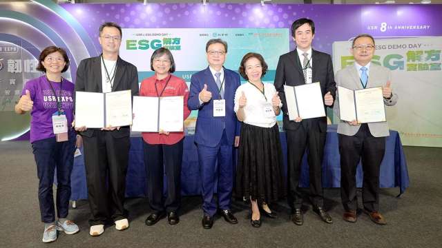 在教育部楊玉惠司長(右三)見證下，新光保全董事長吳昕東(右二)與南臺科大智慧健康學院院長張春生(右一)代表簽署合作備忘錄。(圖：新保提供)