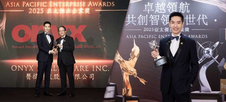 醫揚榮獲APEA亞太傑出企業獎之「卓越企業管理獎」，由亞洲企業商會總裁曾立基(右)頒發，總經理莊富鈞(左)代表領獎。(圖：醫揚提供)