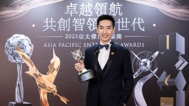 醫揚總經理莊富鈞榮獲APEA亞太傑出企業獎系列的「卓越企業領袖獎」。 (圖：醫揚提供)