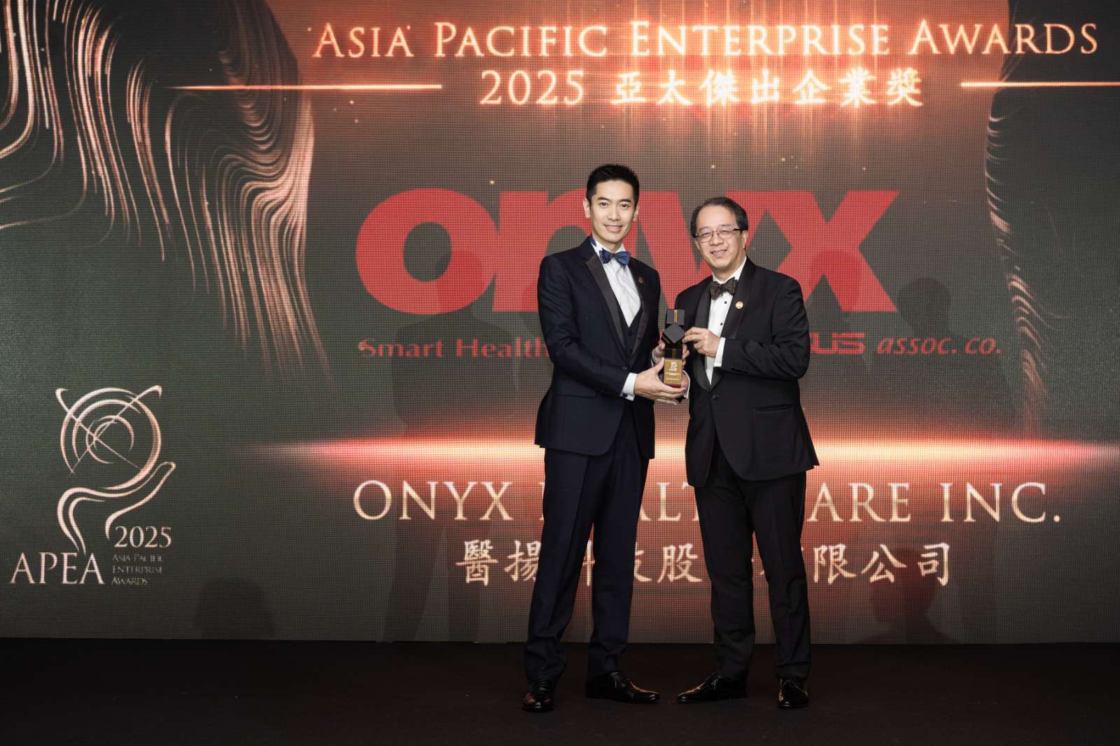 醫揚榮獲 APEA 亞太傑出企業獎之「卓越企業管理獎」，由亞洲企業商會總裁曾立基 (右) 頒發，總經理莊富鈞 (左) 代表領獎。(圖：醫揚提供)