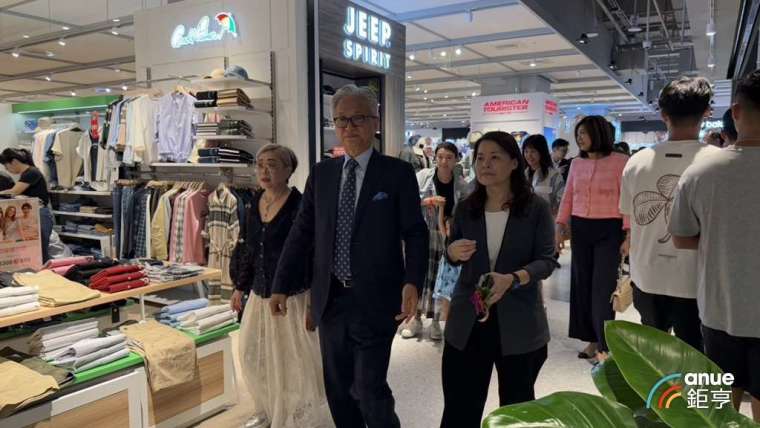 新光三越董事長吳東昇巡新店。(鉅亨網記者王莞甯攝)
