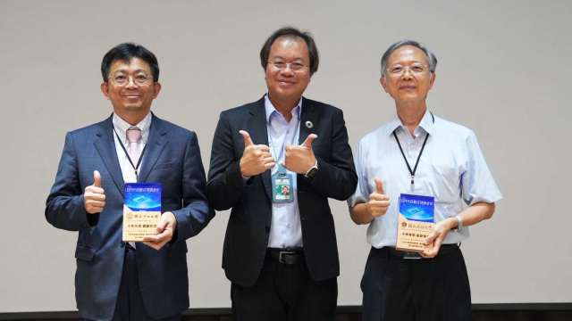 左起國立中山大學校長李志鵬、日月光副總經理李政傑、成功大學名譽講座教授林光隆。(業者提供)