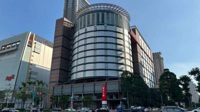 新光三越中港店重開幕人潮湧現。(圖：新光三越提供)