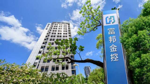 送暖花蓮！富邦集團蔡明忠董事長與富邦金控合計捐款2000萬元。(圖/富邦金控提供)
