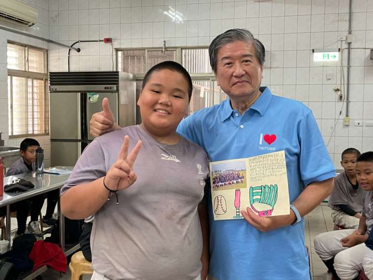 圖說：凱基慈善基金會執行長曾錦隆(右)親訪偏鄉小學，關心早餐營養補充情形，國小學童送上親手製作卡片致謝。