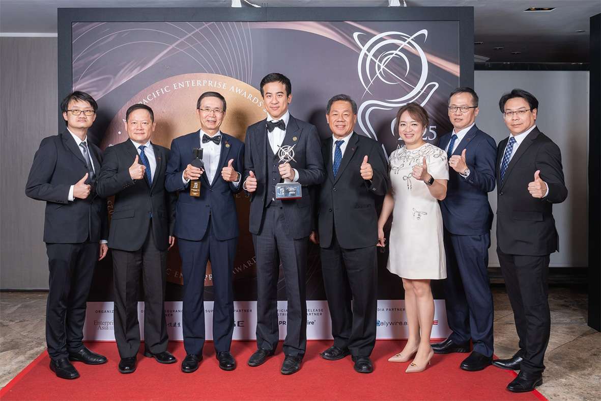 新光保全獲亞太傑出企業獎，由董事長吳昕東(左四)率黃春明執行副總(左三)及其團隊領獎。(圖：新光保全提供)