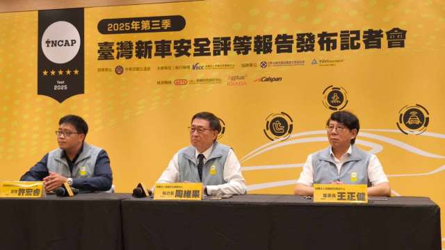 車安中心執行長周維果(中)。(鉅亨網記者黃皓宸攝)