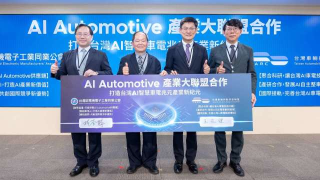 左起為電電公會祕書長林全能、經濟部產業技術司副司長周崇斌、TAIFE主席暨工研院機械所所長張禎元、TARC主委暨車輛中心董事長王正健。(業者提供)