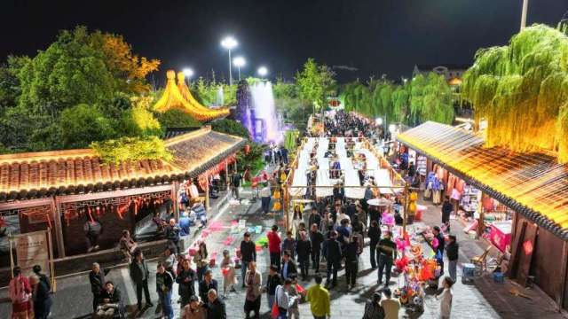 中國國慶首日多景區門票售磬，故宮、三星堆、九寨溝熱度靠前。（圖：新華社）