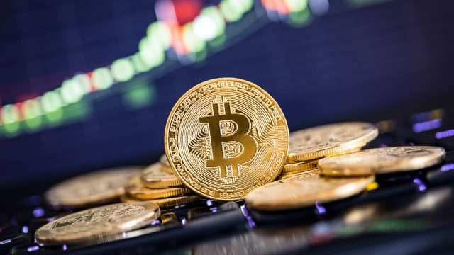 十月開局氣勢如虹！比特幣在ETF資金挹注下飆破11.6萬美元(圖:shutterstock)