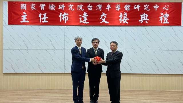 國研院院長蔡宏營(中)、半導體中心前主任侯拓宏(左)、半導體中心現任主任劉建男(右)。(圖:國研院提供)