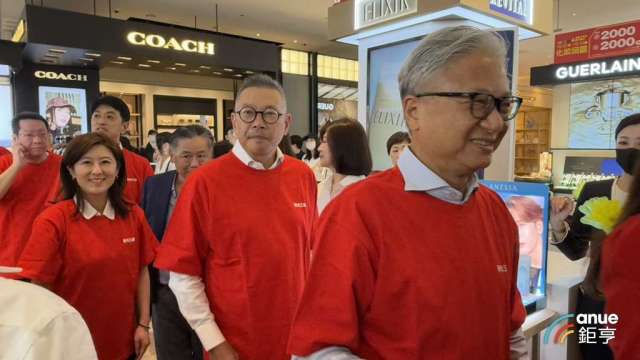 新光三越董事長吳東昇和副董事長吳昕陽到南西店現場造勢衝買氣。(鉅亨網記者王莞甯攝)