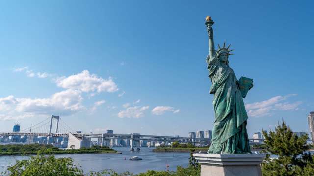 美國政府停擺首日,數十萬僱員停薪,遊客吃閉門羹。(圖:Shutterstock)