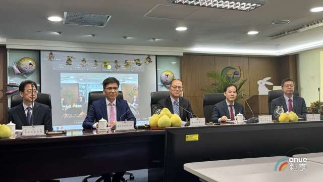 金管會主委彭金隆(左2)出席中秋節記者會。(鉅亨網記者陳于晴攝)