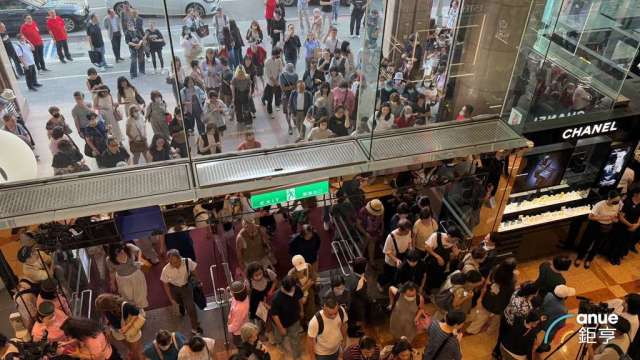 新光三越周年慶湧進大批購物人潮。(鉅亨網記者王莞甯攝)