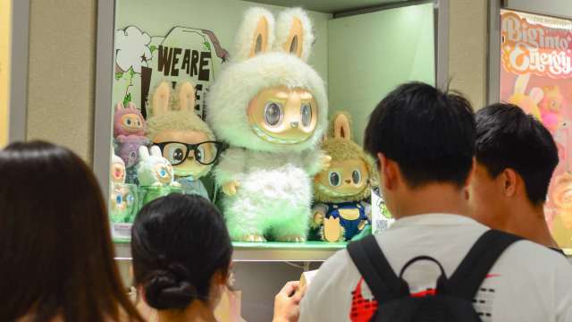 從「買茅台」到「買盲盒」：中國年輕人正重建消費規則 這三大賽道正讓他們買單（圖：Shutterstock）