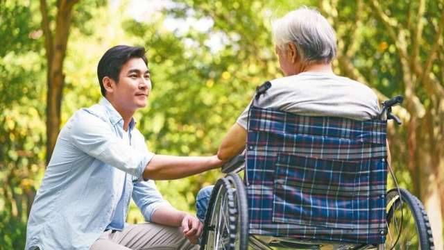 每月5萬起跳!台灣家庭最容易忽略的長照黑洞 (圖:shutterstock)